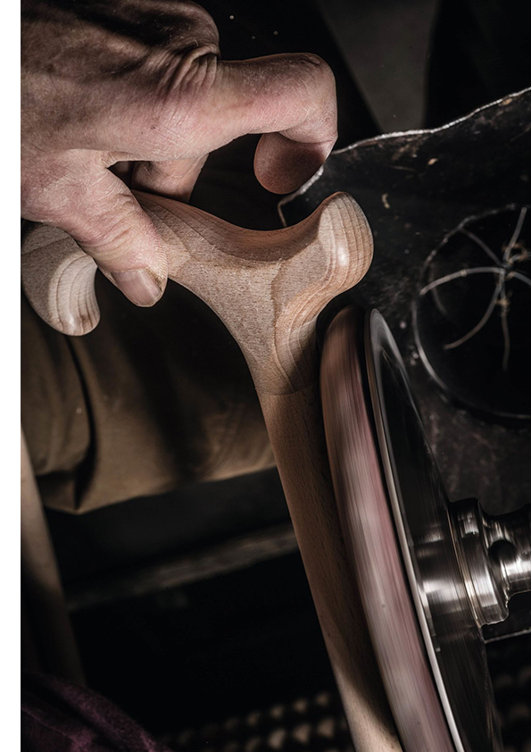 Bastone in alluminio con manico FRITZ in legno duro